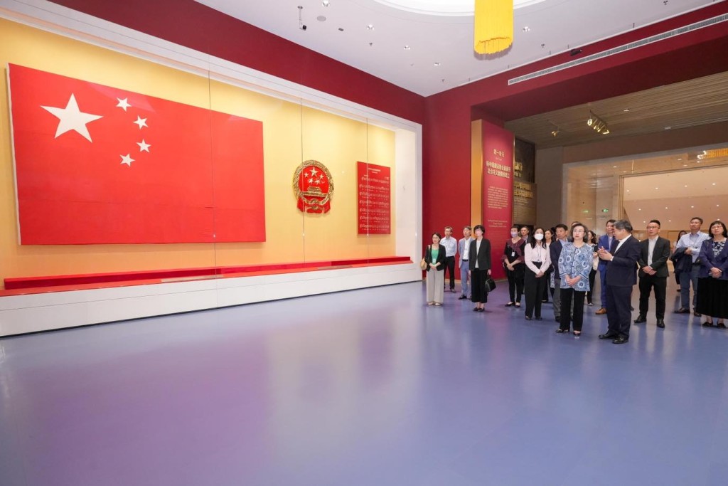 一行人昨晚展開學習之旅，到中國共產黨歷史展覽館參觀，歷時兩個半小時。楊何蓓茵fb