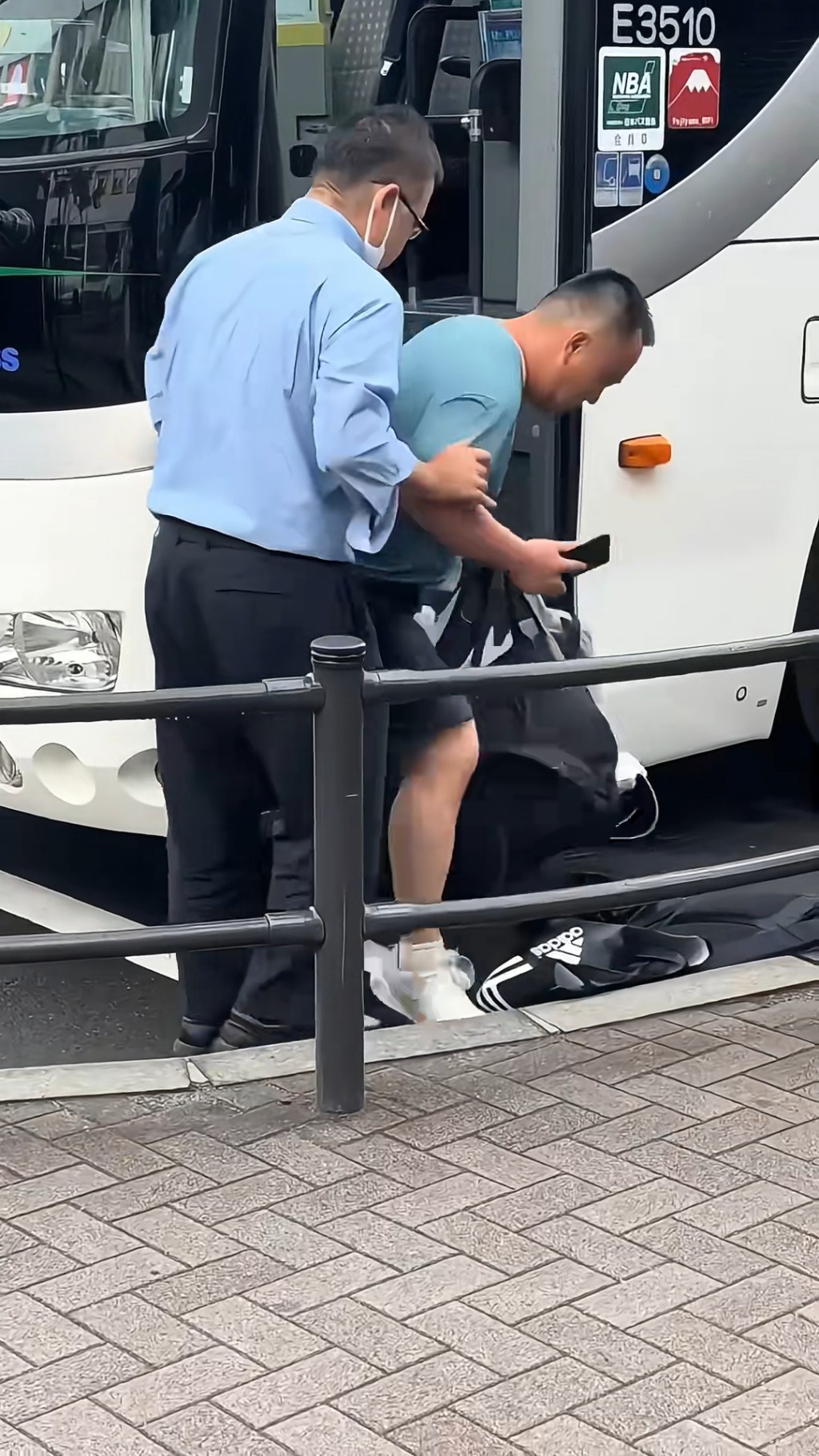 疑中國遊客因家人未返,在日本變身做人肉路障阻止旅遊巴開出。X@JapanBan ZaiLove 疑中國遊客因家人未返,在日本變身做人肉路障阻止旅遊巴開出。X@JapanBan ZaiLove