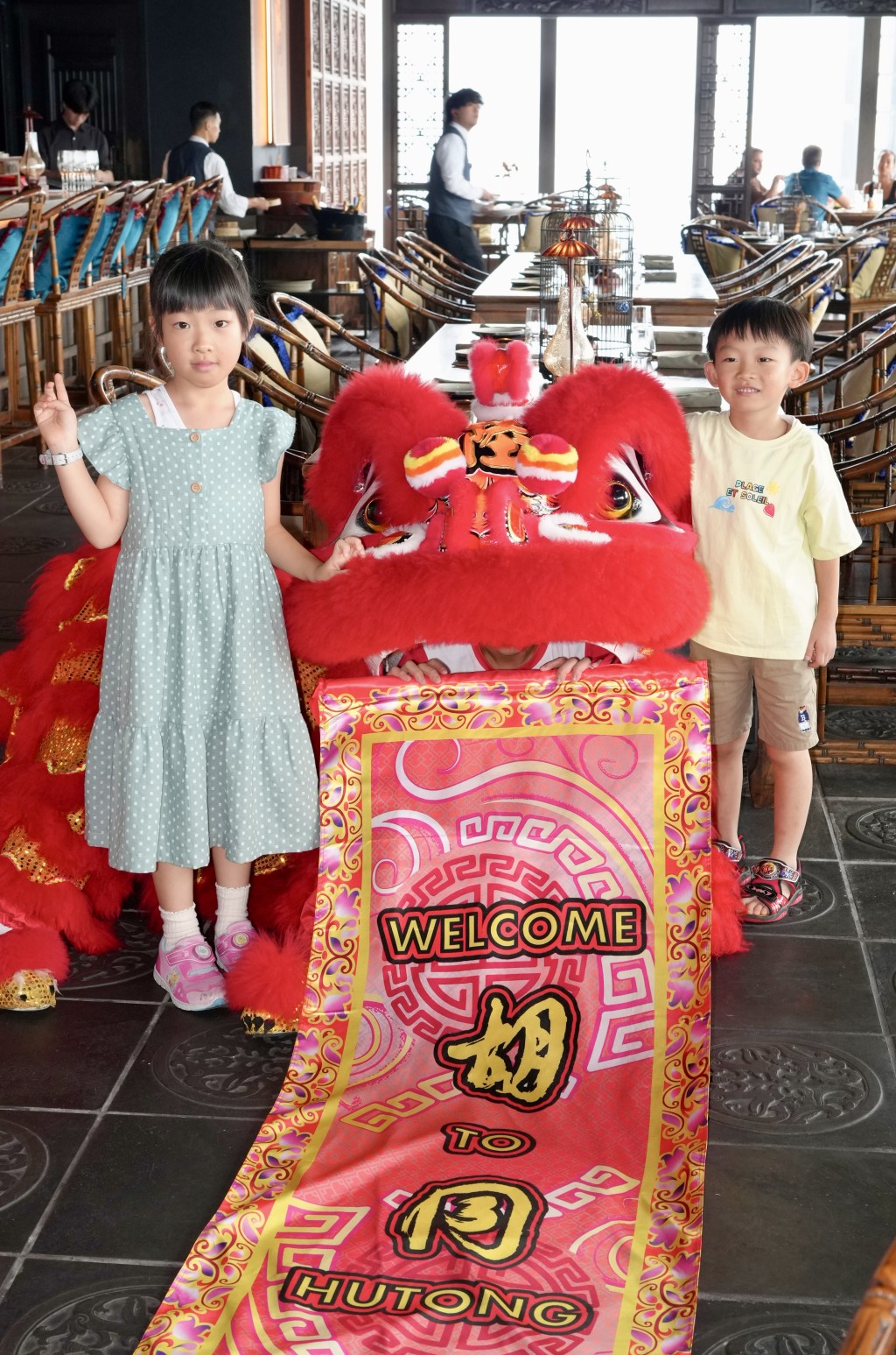 平日舞狮表演都只能远观或从影片中观 看,6月14、28日在胡同的早午餐环节,便可近距离欣赏到精彩舞狮表演。(图片来源:《亲子王》) 平日舞狮表演都只能远观或从影片中观 看,6月14、28日在胡同的早午餐环节,便可近距离欣赏到精彩舞狮表演。(图片来源:《亲子王》)