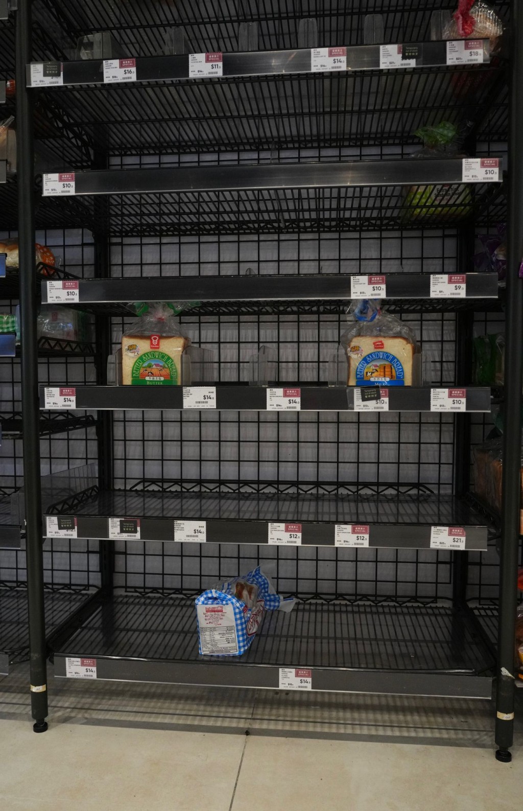 超市部分食物货架空空如也，只剩下零星货品可供选择。