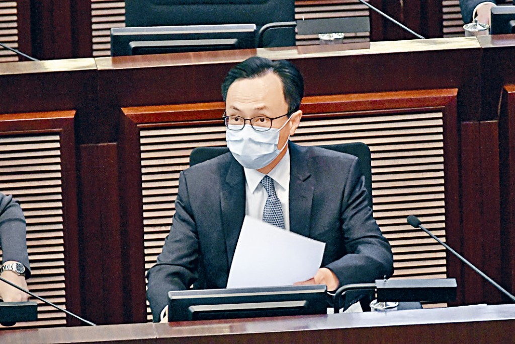 ■聶德權指,有一百二十九名公務員拒交宣誓聲明。