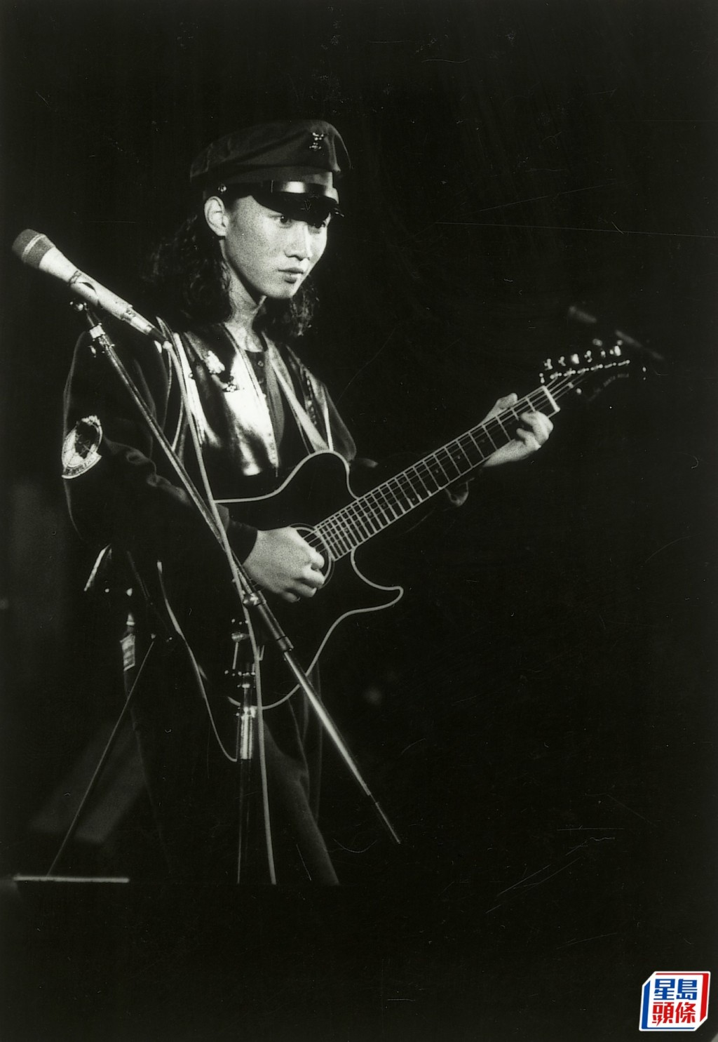 1980年代，黄家驹与胞弟黄家强、叶世荣、黄贯中组成乐队Byeond，1986年自资发行首张录音带专辑《再见理想》。