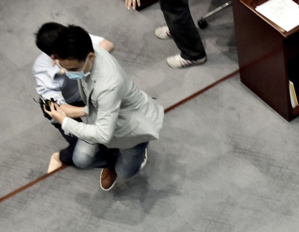 郭偉強懷疑拉跌陳志全並拖行。