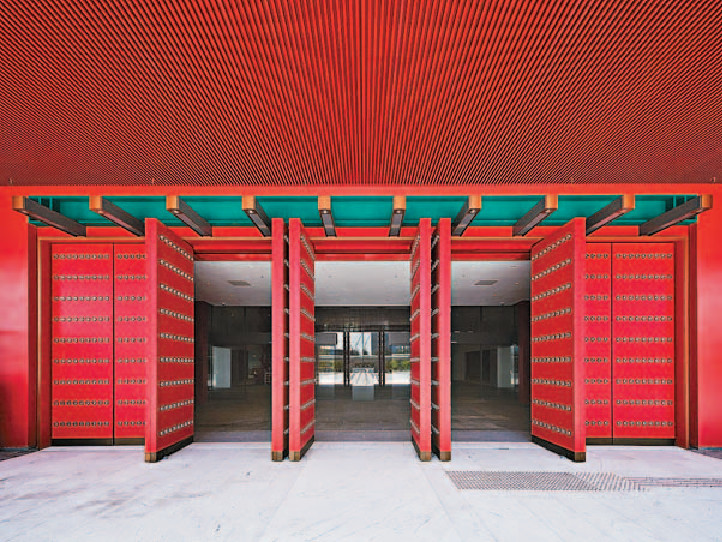 ●香港故宮文化博物館正面的紅色大門別具特色