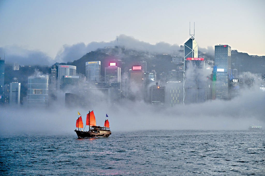 春霧縈繞嘅維港美景。