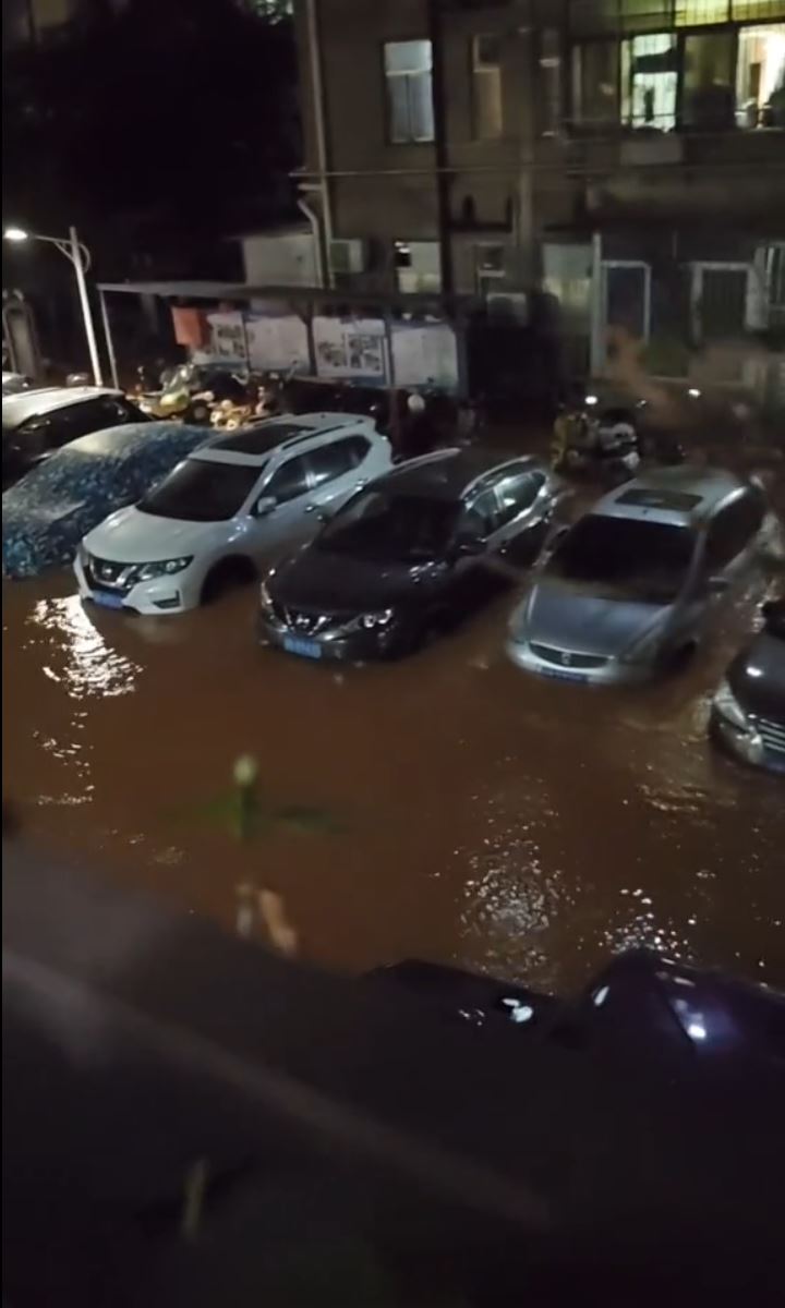 羅湖深夜有屋苑爆水管，多間商舖汽車被淹浸。抖音
