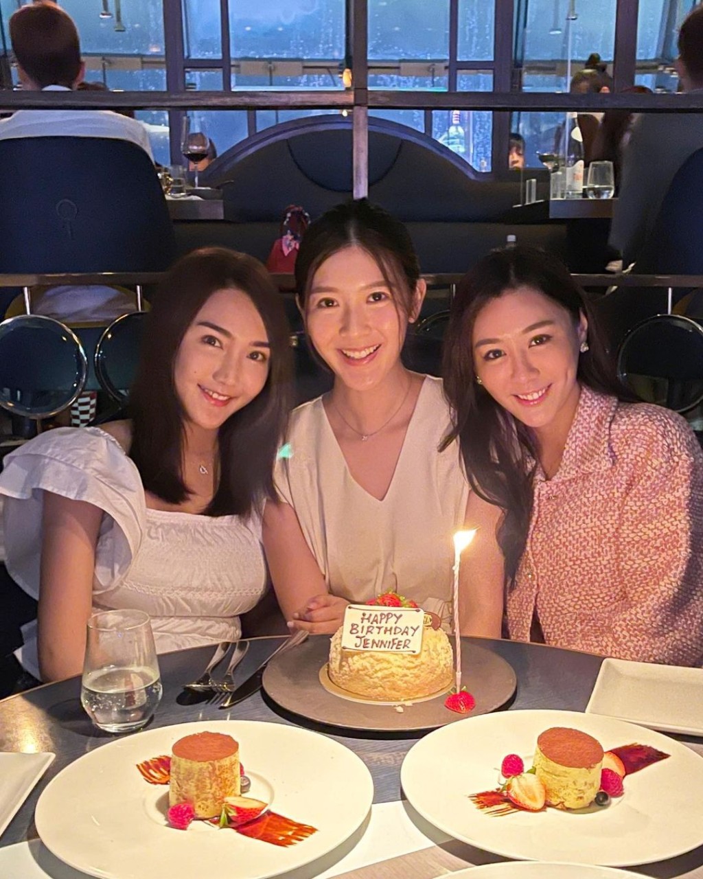 余香凝（中）日前难得抽空见朋友，补祝生日。
