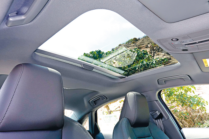 ●電動天窗面積不算小,為標準裝備。