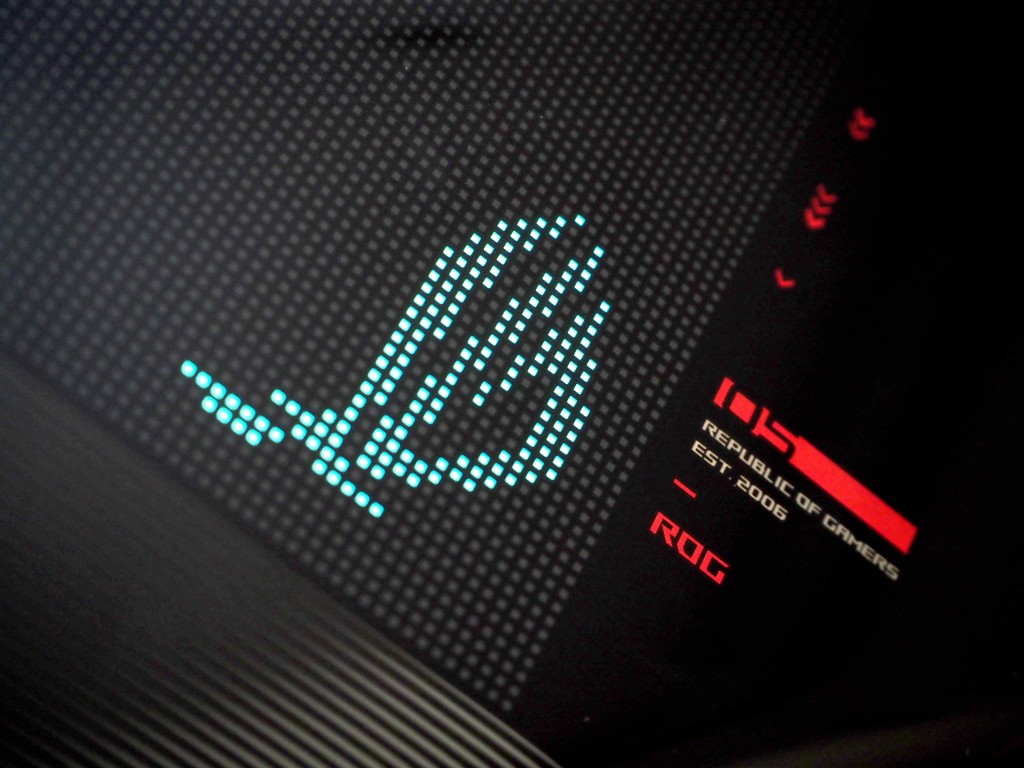 ●機背RGB Logo燈可以配合遊戲或自訂不同燈效，營造電競氣氛。