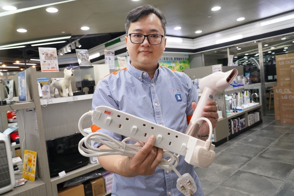 豐澤高級客戶服務顧問張凱帆(Ivan)指出,使用高功率電器時,亦應避免使用拖板,以及避免多電器同時使用同一插座。 豐澤高級客戶服務顧問張凱帆(Ivan)指出,使用高功率電器時,亦應避免使用拖板,以及避免多電器同時使用同一插座。