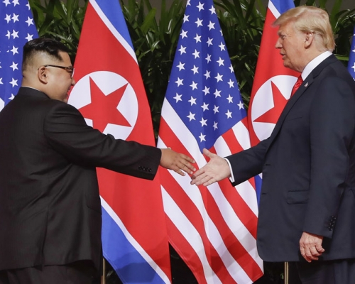 特朗普（右）將於2月份與北韓領袖金正恩舉行（左）會面。AP資料圖片