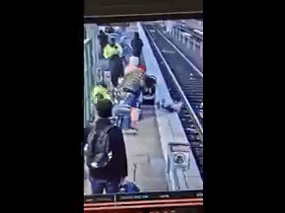 女童在月台邊緣被推倒，頭向後跌落月台。