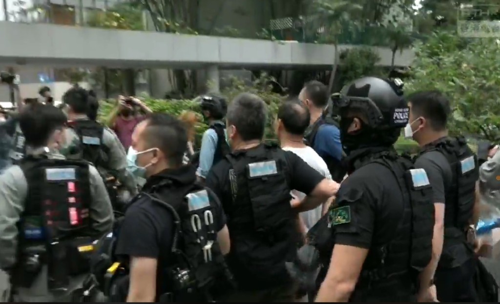 警方带走一名男子。港台截图