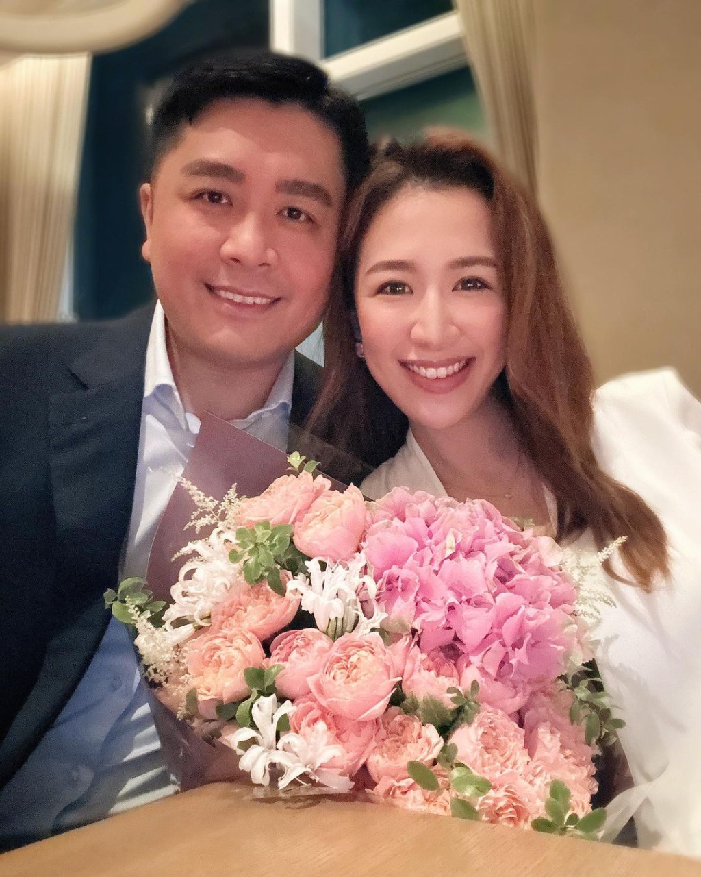 岑杏賢昨晚分享與丈夫慶祝結婚兩周年甜蜜照。