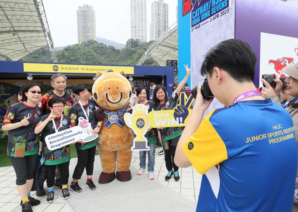 「香港賽馬會青少年體育記者培訓計劃」的學員獲邀現場報導今屆「香港國際七人欖球賽」。馬會供圖