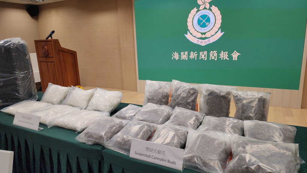 海關共檢獲約7公斤懷疑大麻花和約18公斤懷疑氯胺酮,估計市值共約990萬元。黃文威攝 海關共檢獲約7公斤懷疑大麻花和約18公斤懷疑氯胺酮,估計市值共約990萬元。黃文威攝
