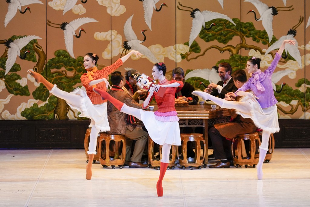 芭蕾舞劇《過年》改編自柴可夫斯基經典作品《胡桃夾子》。