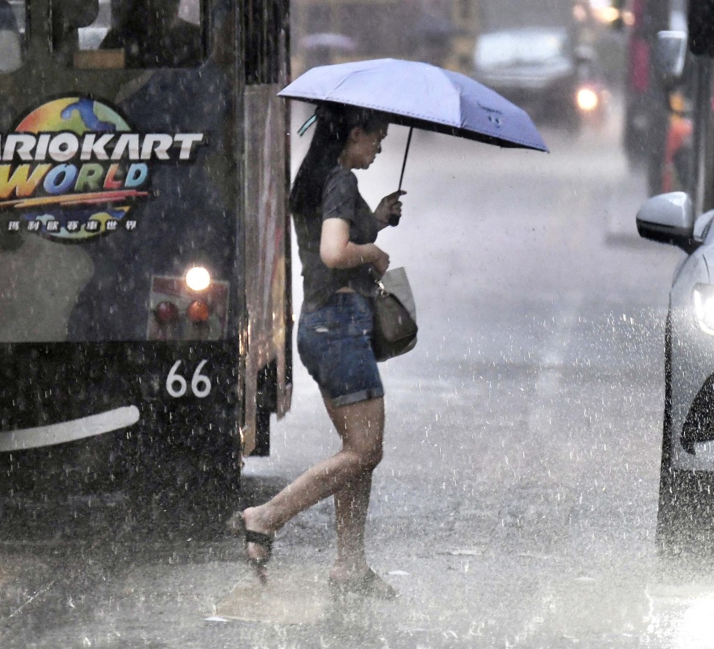 天文台在今早發出第一個黑雨信號。 天文台在今早發出第一個黑雨信號。