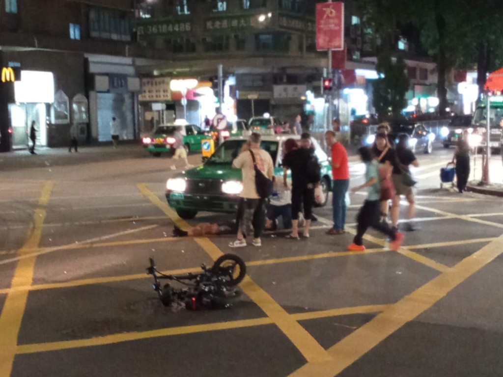 的士司機及途經熱心市民上前查看男子傷勢。FB：大埔Tai Po