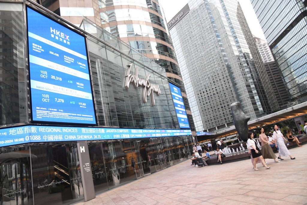 對於港股自去年9月起實施「打風不停市」的安排，許正宇稱展現業界韌性    。資料圖片