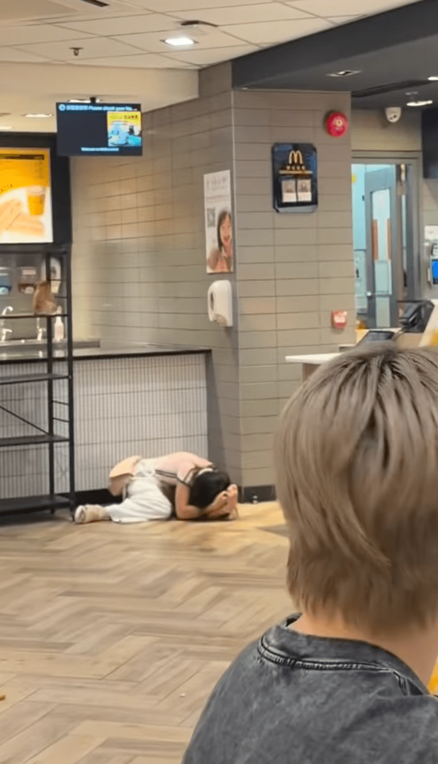 粉衣女子事後向一名路過的女市民哭訴自己遭到店員欺負,隨後情緒崩潰坐在地上抱頭痛哭。Threads@taylor_rr02 粉衣女子事後向一名路過的女市民哭訴自己遭到店員欺負,隨後情緒崩潰坐在地上抱頭痛哭。Threads@taylor_rr02