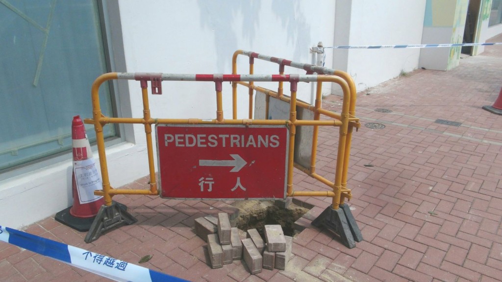 现场设有告示牌及围栏，提醒途人过路时小心。