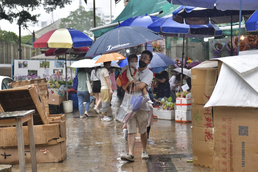 有市民早上到花墟买花。（陈极彰摄）