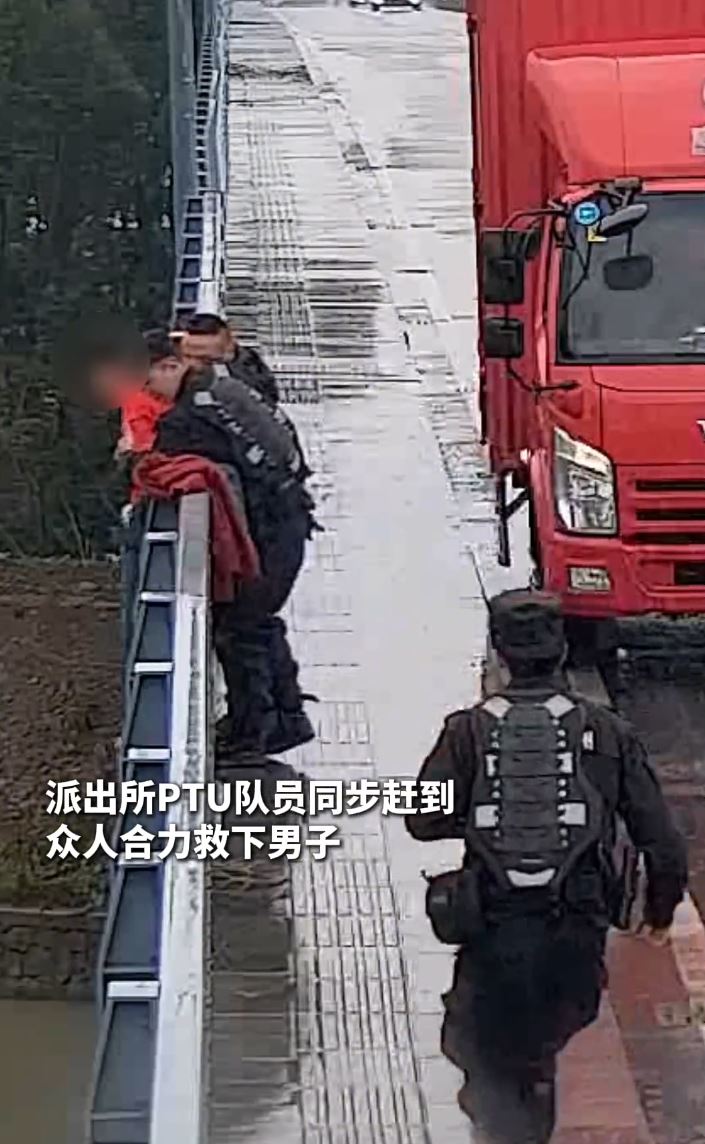 曹師傅冷靜機智的反應，成功救回企圖跳橋男子。秀洲公安