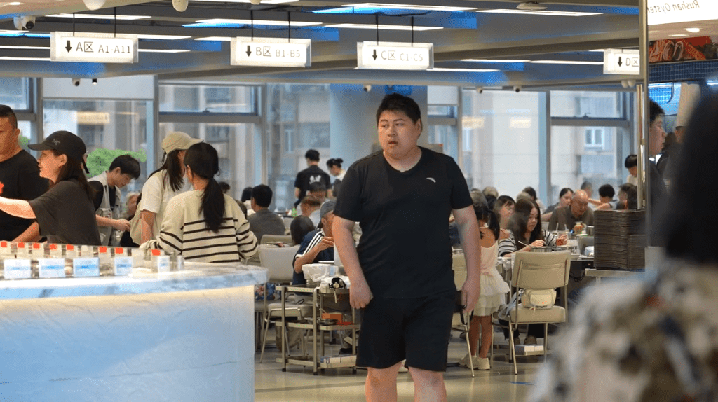茂業天地四樓頂層有不少火鍋店，下午人流鼎盛。