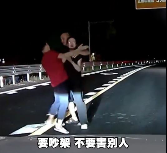 浙江女子心情不好走出馬路攔車，被母親一巴掌打飛眼鏡拉回。抖音＠李戴桃疆