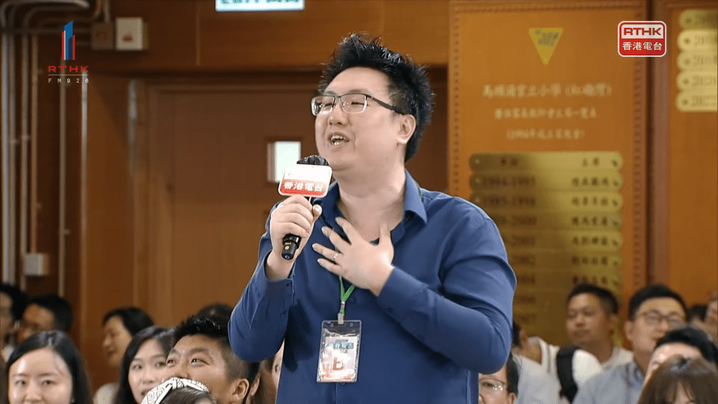 來自黃大仙區的朱先生關注低生育率問題,建議民青局與NGO合辦「table for six」等活動。港台直播截圖 來自黃大仙區的朱先生關注低生育率問題,建議民青局與NGO合辦「table for six」等活動。港台直播截圖