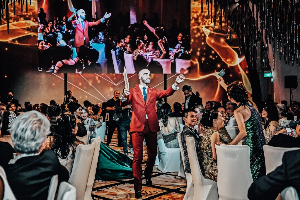 DMC以近距離魔術與讀心術見稱，表演風格細膩而極具互動性。