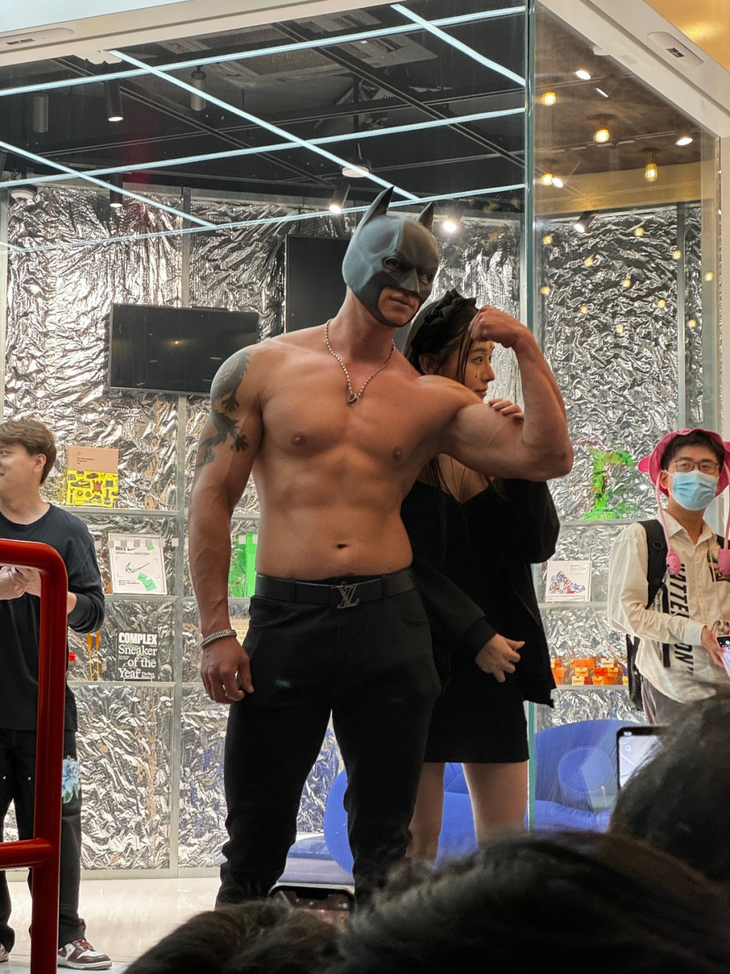 上海街頭有肌肉男以蝙蝠俠作打扮，吸引女性參與者上前合照。
