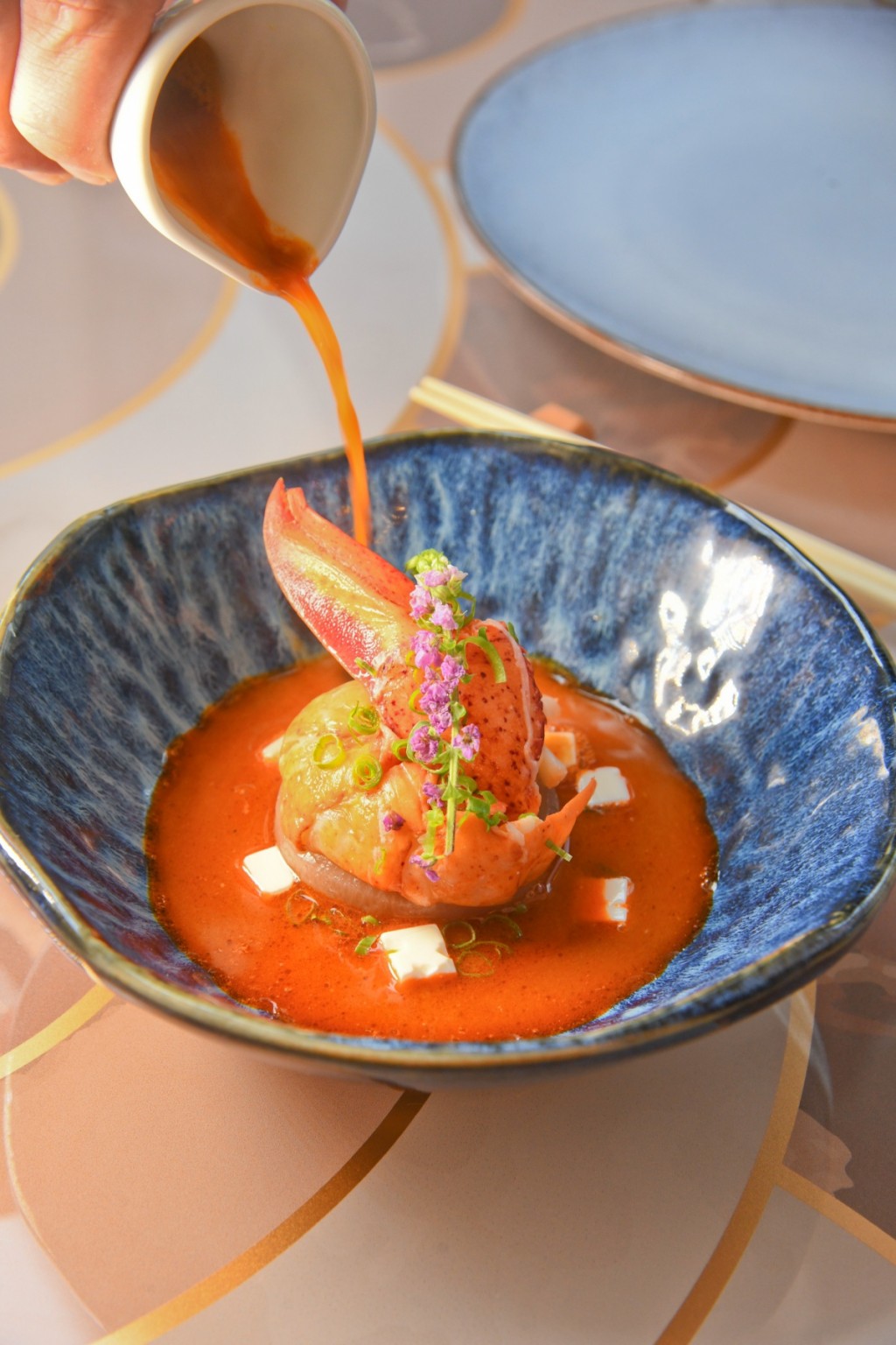 Lobster Miso Soup傳統的龍蝦濃湯以白麵豉吊味，加上活口波士頓龍蝦肉、豆腐粒及白蘿蔔，融合西