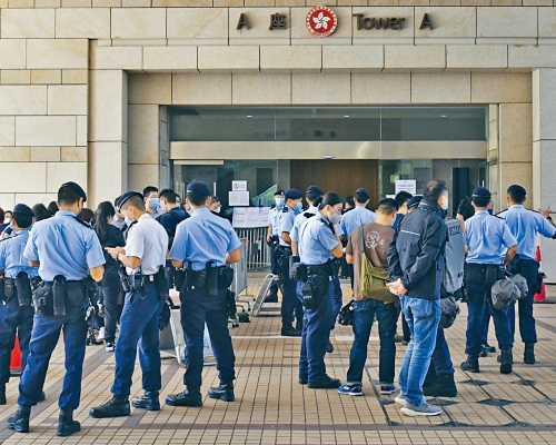 ■西九龍裁判法院早前收到恐嚇信，大批警員包括反恐特勤隊到場戒備。