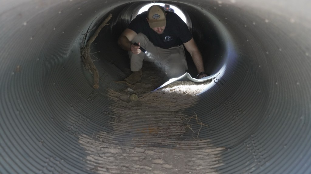 南希(Nancy Guthrie)失蹤案調查人員搜查其女兒圖森市住處附近的涵洞。 美聯社 南希(Nancy Guthrie)失蹤案調查人員搜查其女兒圖森市住處附近的涵洞。 美聯社