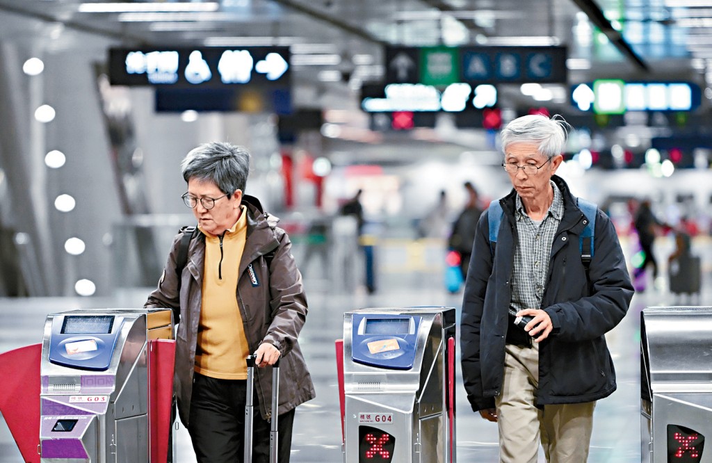 孫玉菡談及「兩蚊兩折」時，指已完成所有八達通閘機調整及試行工作。