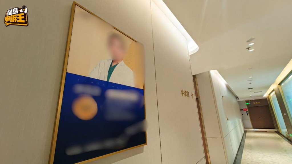 記者採訪當日，涉事抽脂醫生的資料仍掛在醫院內。