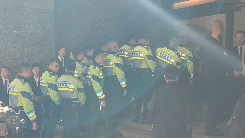 警察護送組警員到場致祭。楊偉亨攝 警察護送組警員到場致祭。楊偉亨攝