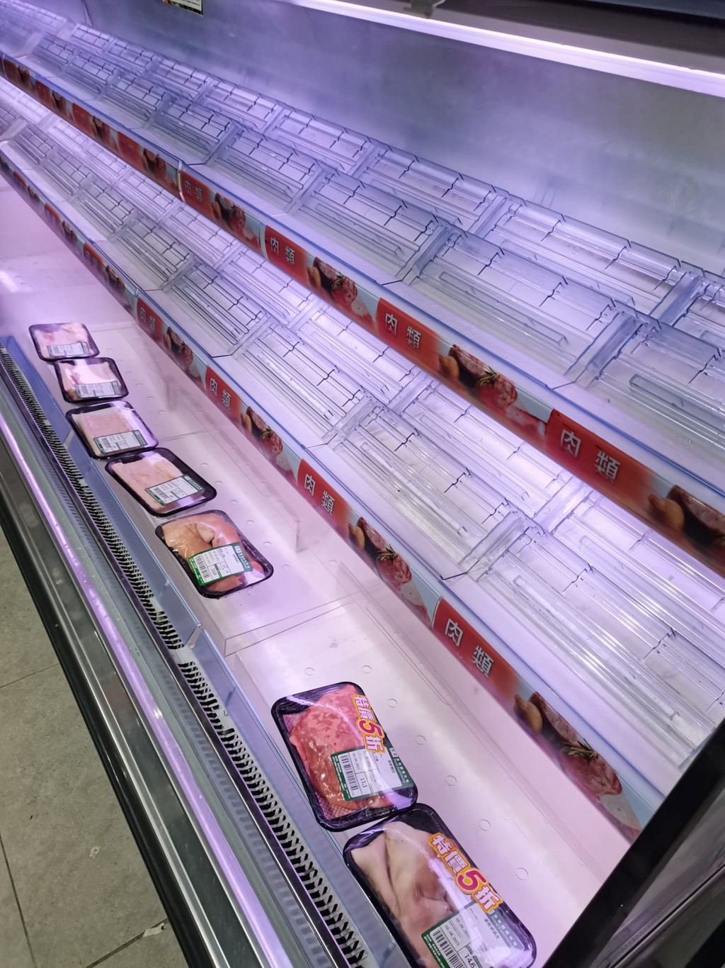 澳門有超市貨架近乎被清空。「澳門起底組」圖片