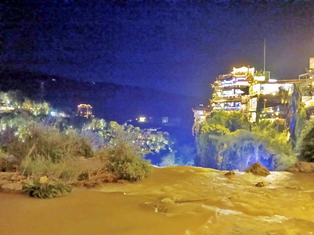 芙蓉鎮夜色。 芙蓉鎮夜色。
