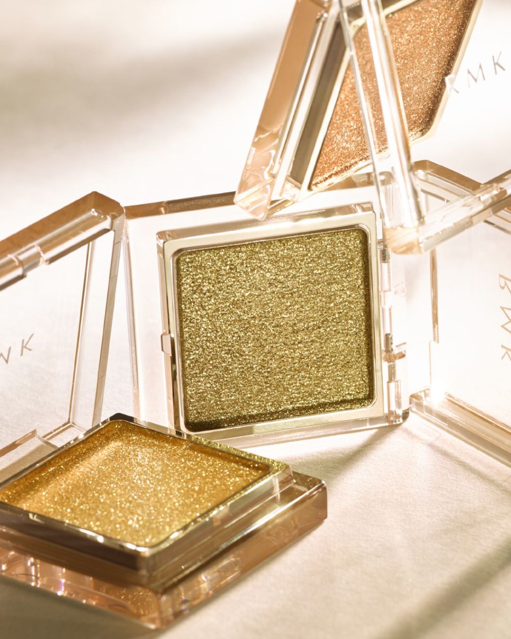 RMK無限美單色眼影備有限量3色/各$180，以琥珀色為基調，隱藏黑色珠光，塗上後帶來閃爍質感。