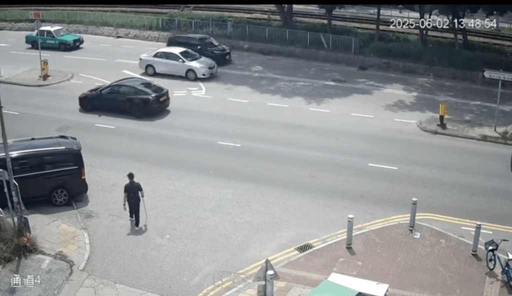 從短片可見,當私家車從路口倒車緩緩駛出時,該名手持拐杖但行動自如的男子亦沿小路走出路口。 從短片可見,當私家車從路口倒車緩緩駛出時,該名手持拐杖但行動自如的男子亦沿小路走出路口。