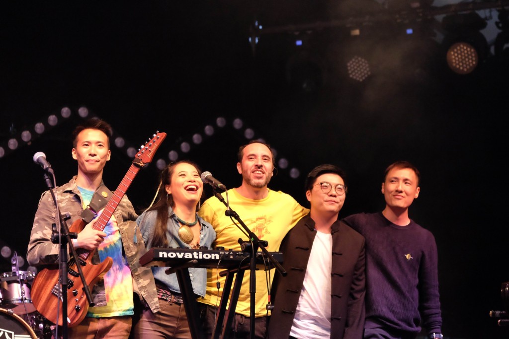 RubberBand與當地音樂節作交流及演出。