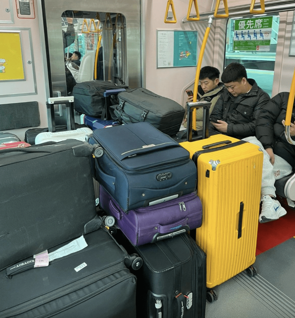 列車通道門口基本完全被擋住。