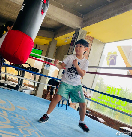 7歲Max揸緊小拳頭個樣好得意。