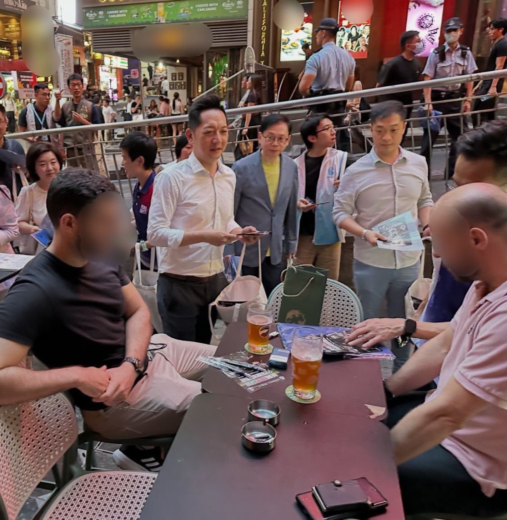 昨日中區警區聯同中西區撲滅罪行委員會到訪蘭桂坊派發傳單及提醒市民勿賭外圍波。 昨日中區警區聯同中西區撲滅罪行委員會到訪蘭桂坊派發傳單及提醒市民勿賭外圍波。