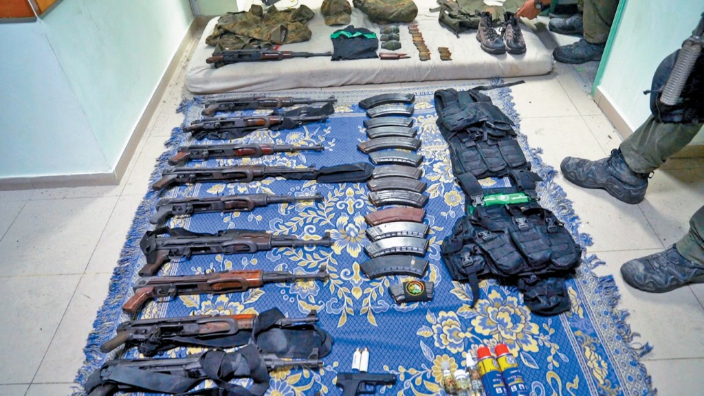 以軍發布圖片展示據稱在希法醫院找到的武器和裝備。