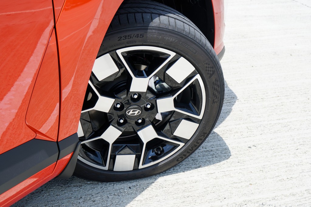 全新第二代现代Hyundai Kona Electric 19寸Pixel款式铝合金轮圈可供选配，税前收贵$8,800。