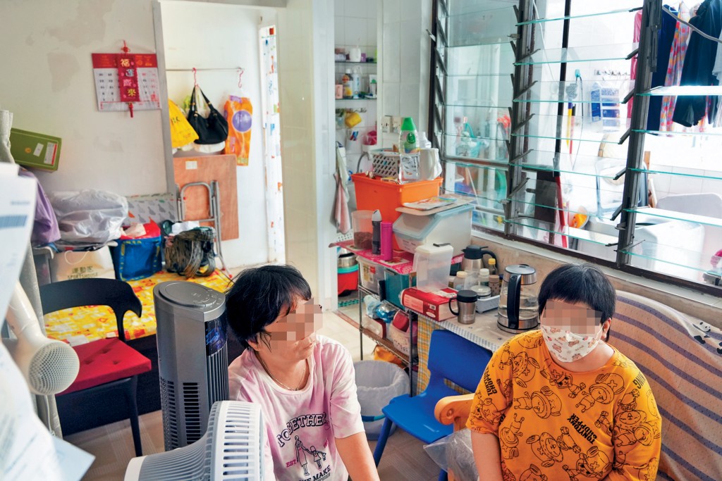 Y(左)獨力照顧患有輕度智障及邊緣型人格障礙的長女X,長年承受不少心理壓力。